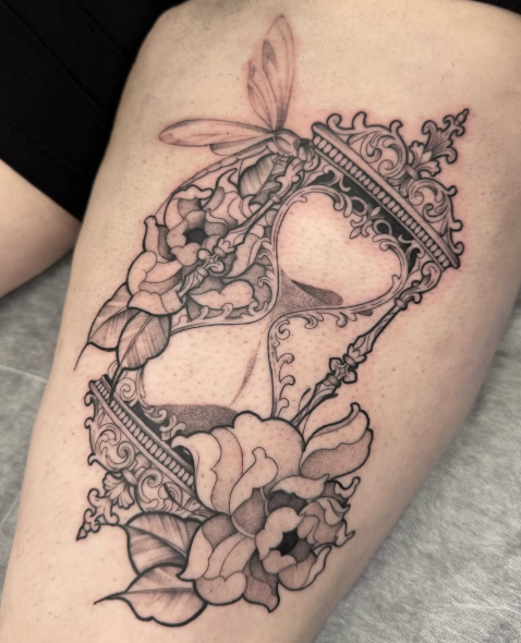 Sablier avec couronne et fleurs