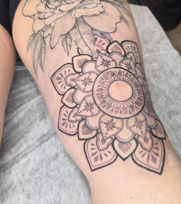 Mandala et fleur en fine line